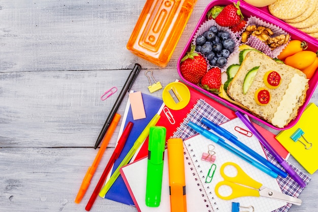 Schoollunchdoos met schoolbenodigdheden