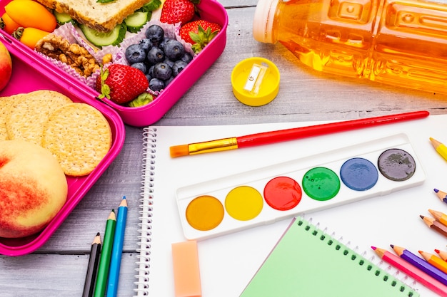 Schoollunchdoos met schoolbenodigdheden