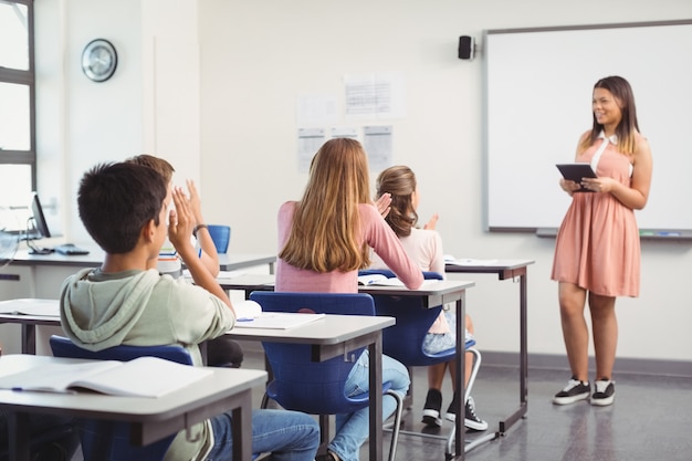 Schoolmeisje geeft presentatie in de klas