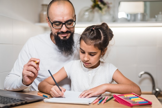 Foto schoolmeisje huiswerk met leraar, aanvullend onderwijs, ontwikkeling van het kind.