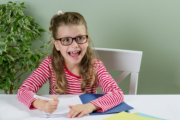 Schoolmeisje in glazen schrijven