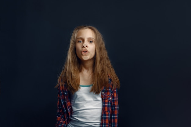 Schoolmeisje maakt gezicht leunend tegen het glas