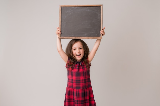 schoolmeisje met een schoolbestuur