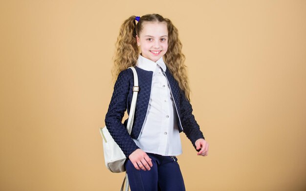 Schoolmeisje met kleine leren rugzak Comfortabele draagtas Stijlvolle mini-rugzak Leer hoe de rugzak correct past Meisje kleine modieuze schattige draagtas Populaire handige mode-accessoire