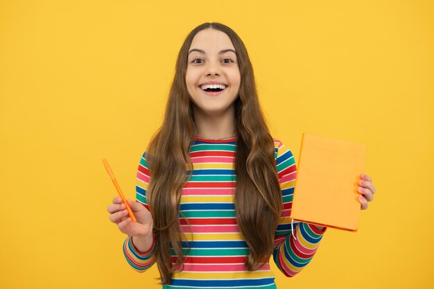 Schoolmeisje met kopie boek poseren op geïsoleerde achtergrond Literatuur les gymnasium Intellectuele kind reader