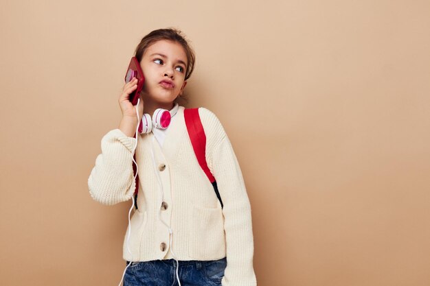 Schoolmeisje met koptelefoon praten aan de telefoon technologie jeugd