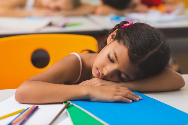 Schoolmeisje slapen aan balie