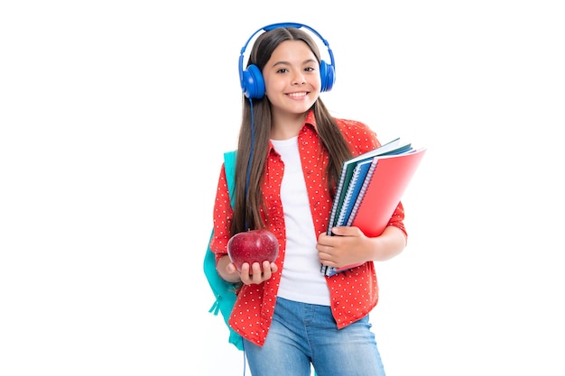 Schoolmeisje tiener student levensstijl meisje in hoofdtelefoons houden boeken op wit geïsoleerde studio