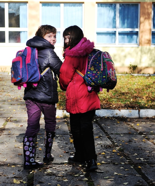 Schoolmeisjes die weglopen.