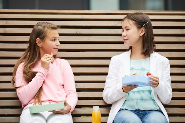 Foto schoolmeisjes lunchen op school