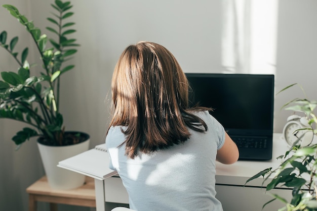 Schoolmeisjes studeren thuis doet school huiswerk Onderwijs en afstandsonderwijs voor kinderen