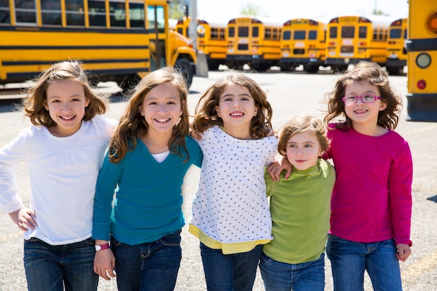 schoolmeisjes vrienden op een rij lopen van schoolbus