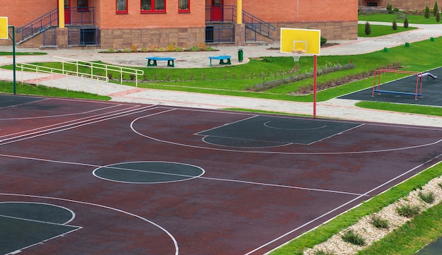 Schoolplein met een speeltuin voor basketbal. Sporten op school