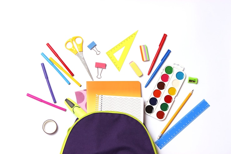 Foto schoolrugzak en schoolbenodigdheden. concept terug naar school. hoge kwaliteit foto