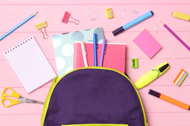 Schoolrugzak en schoolbenodigdheden. Concept terug naar school. Hoge kwaliteit foto