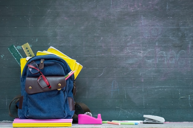 Schoolrugzak en schoollevering met bordachtergrond.