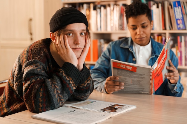 Schoolscène met vreemde tieners