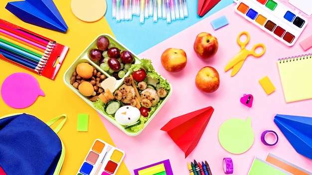 Schoolspullen en lunchbox met eten voor kinderen