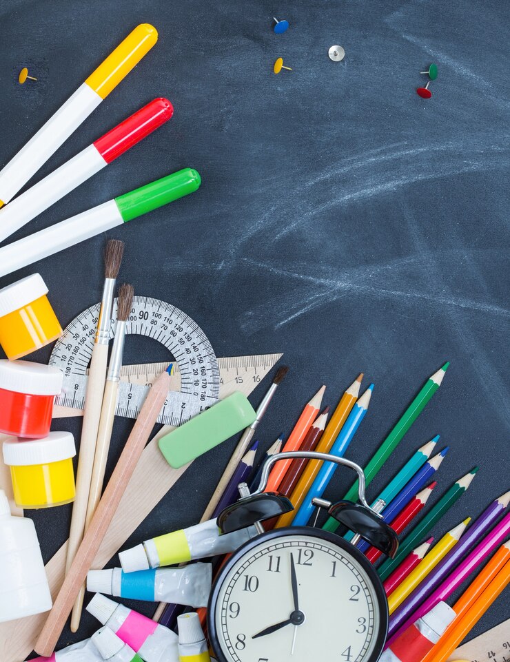 Schoolspullen op de achtergrond van het lerarenbord