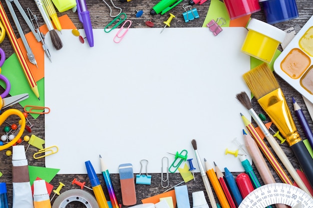 Schoolspullen op een houten tafel