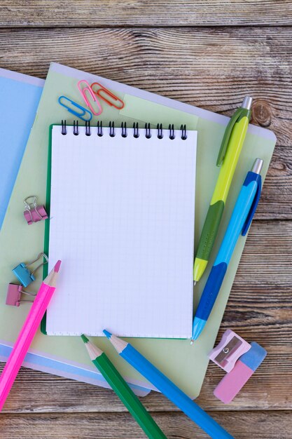 Foto schoolspullen op houten planken