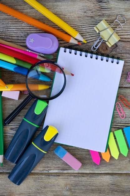 Foto schoolspullen op houten planken