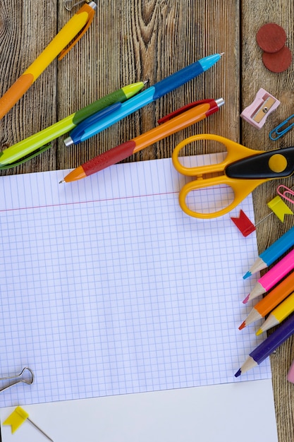 Schoolspullen op houten planken