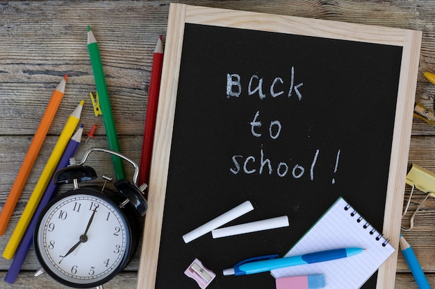 Schoolspullen op houten planken