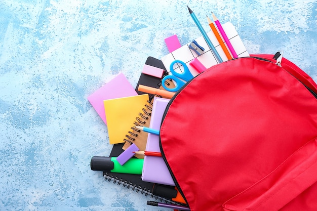 Schooltas met briefpapier op kleur