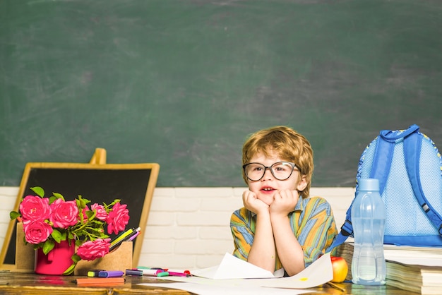 Schooltijd kind in de klas terug naar school schooljongen onderwijs september kopieer ruimte wetenschap