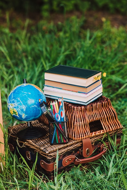 Schooluitrusting en boeken op de mand