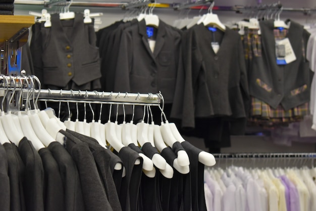 Schooluniform in een kledingwinkel