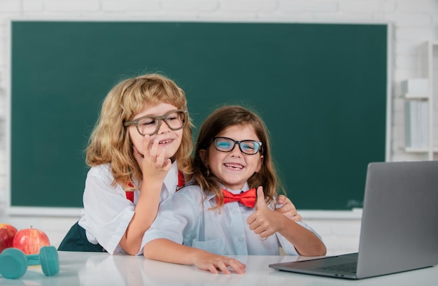 Schoolvrienden vriendelijke klasgenoten in schooluniform op les jongens en meisjes schoolkinderen op