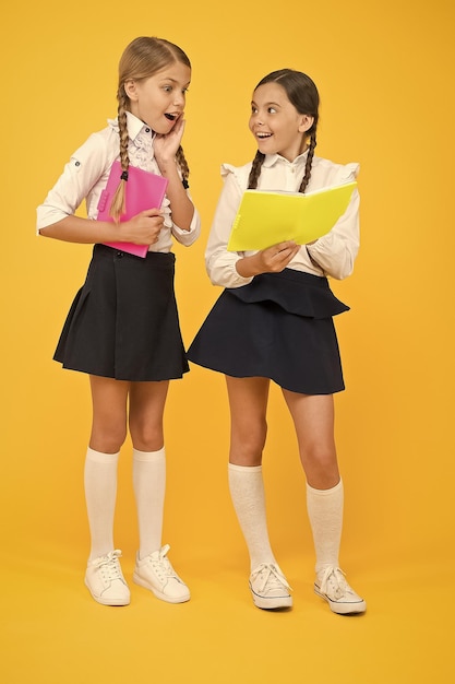 Schoolvriendschap Meisje met kopieerboeken of werkboeken Samen studeren Kennisdag Schooldag Kinderen schattige studenten Schoolmeisjes beste vrienden uitstekende leerlingen Schoolmeisjes dragen schooluniform