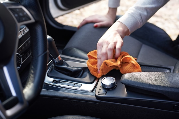 Schoon de autobinnenland van de vrouw met microfiber