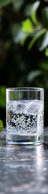 Schoon drinkwater glinstert in een doorzichtig glas een baken van gezondheid en welzijn