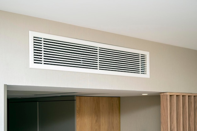 Schoon modern airconditioning-airconditionersysteem in een kamer in het hotel