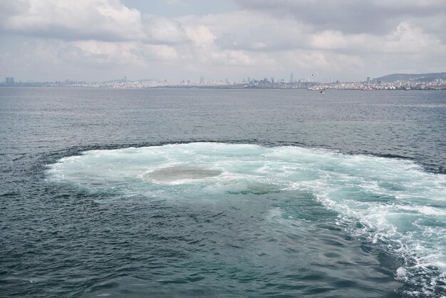 Schoon oceaanwater met golven en wit schuim