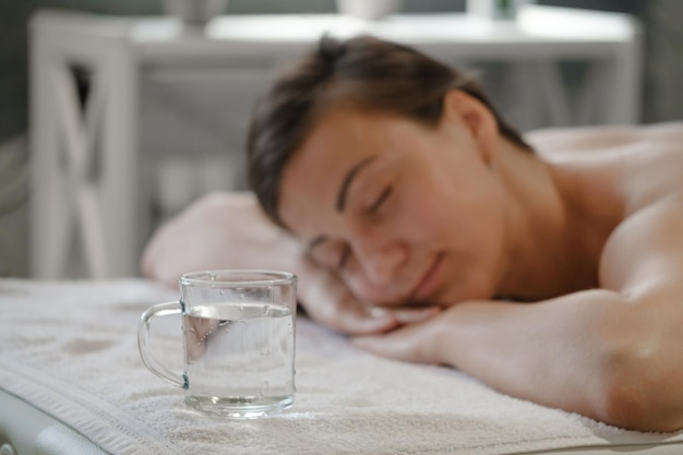 Schoon water drinken na uitdroging van de massagetherapie