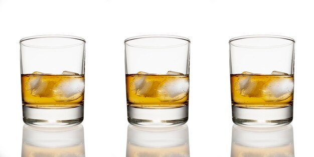 Schoon whiskyglas geïsoleerd op wit