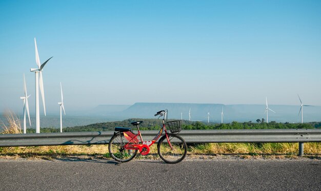 Foto schoone energieconcepten fietsen en windturbines produceren elektriciteit