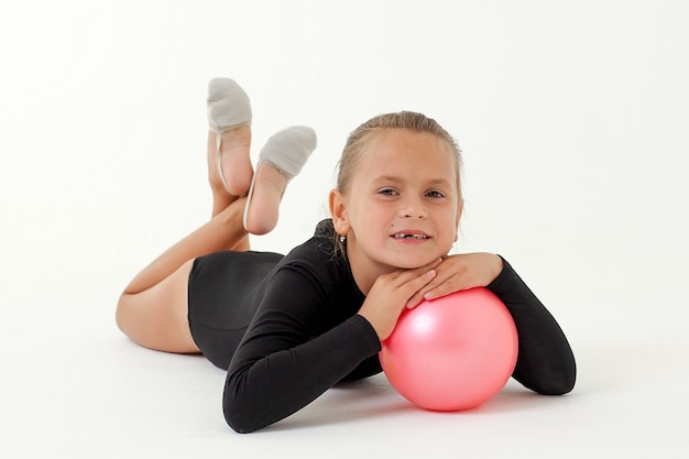 Schoonheid acrobaat beoefent gymnastische yoga geïsoleerd op een witte ruimte