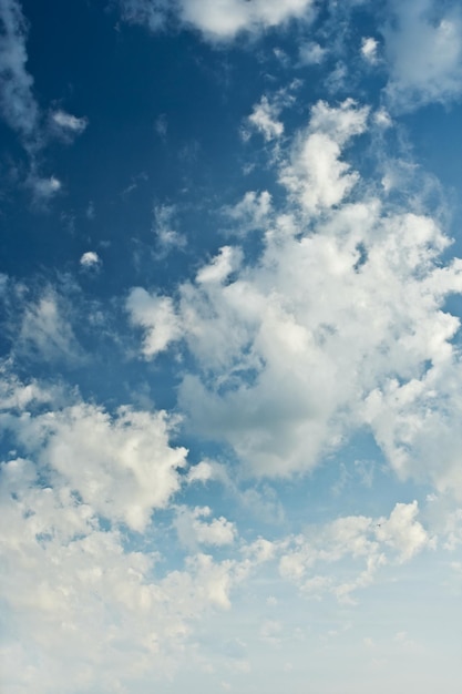 Schoonheid blauwe hemel en stapelwolken