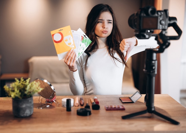 Schoonheid blogger lieve vrouw filmen dagelijkse make-up routine tutorial op camera Influencer jonge vrouw live streaming cosmetica product review in thuisstudio Vlogger baan