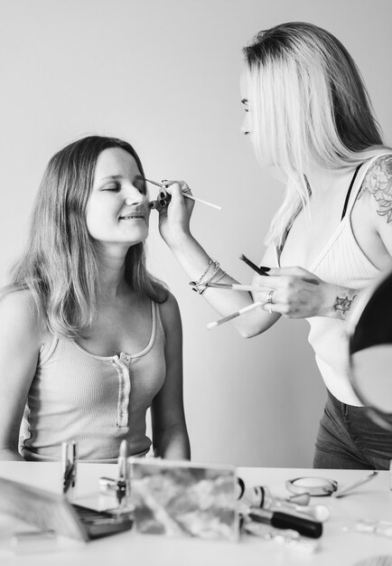 Schoonheid blogger met make-up tutorial