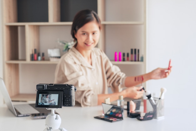 Schoonheid blogger video opnemen en cosmetica thuis presenteren