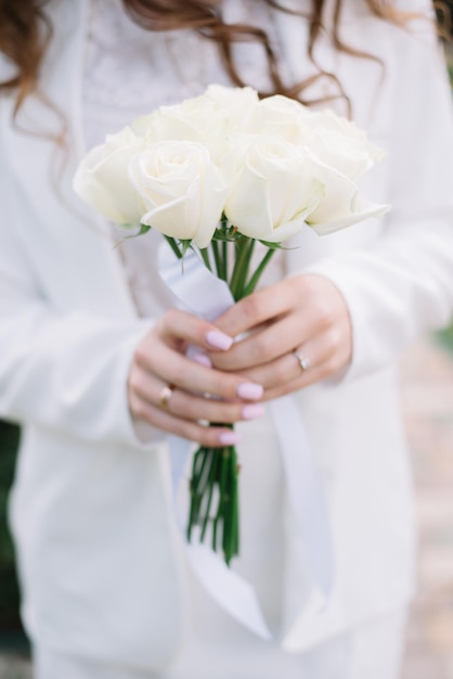 Foto schoonheid bruidsboeket in handen van de bruid trouwdetails rozen