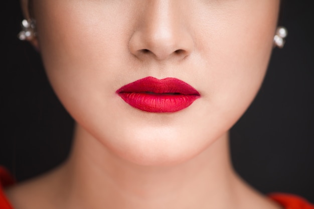 Schoonheid. Close-up van mooie vrouw lippen met rode matte lippenstift