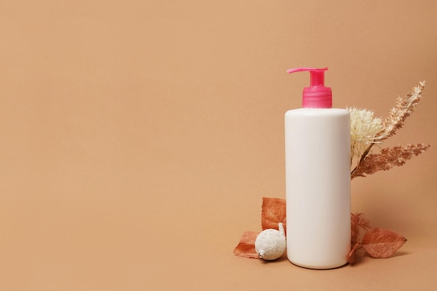 Schoonheid cosmetische fles baksteen en droog herfstblad creatieve stilleven cosmetische fotografie
