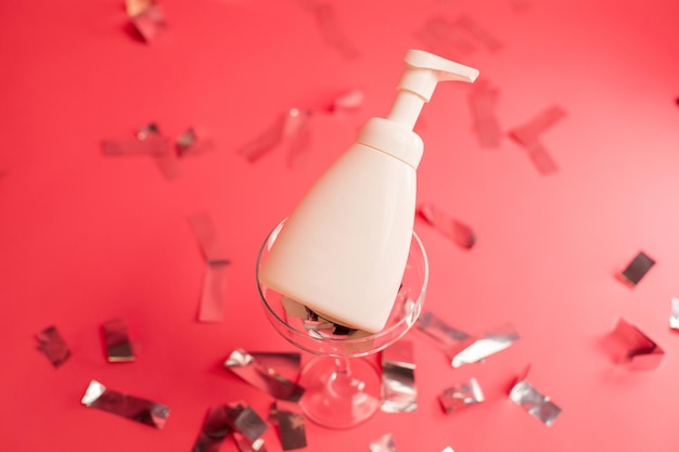 schoonheid cosmetische make-up fles product met huidverzorging gezondheidszorg in glas concept op roze achtergrond